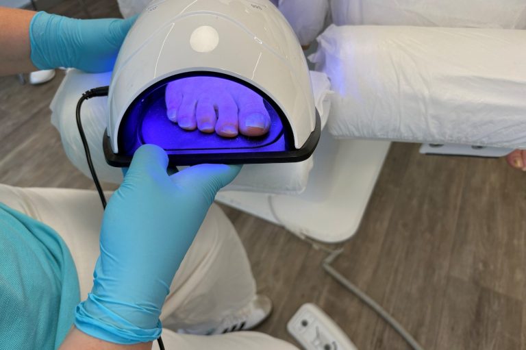 Eine Person erhält eine Fußnagelbehandlung.